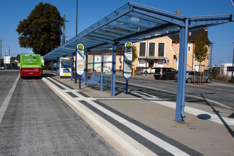 Eine Bushaltestelle mit Überdachung